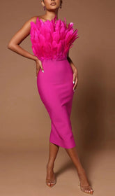 Robe mi-longue moulante sans manches à dos nu décorée de plumes en rose
